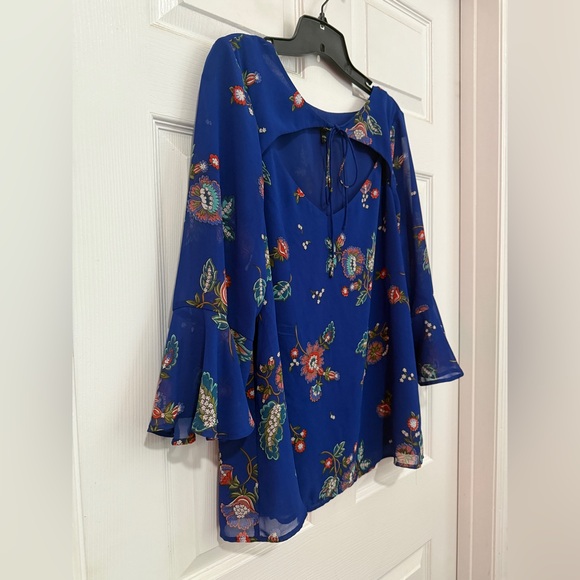 Express Royal Blue Floral Chiffon Blouse SZ Large Flutter 3/4 Sleeve Tie Front - Picture 9 of 11
